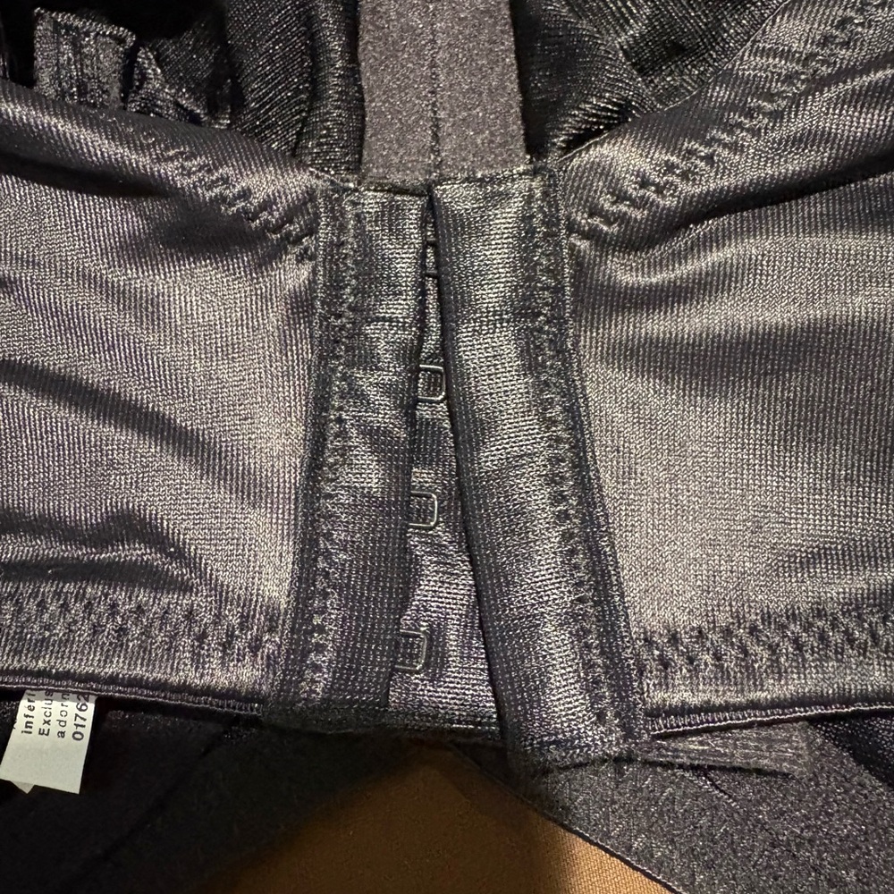 Black Avenue Lace Bra ,
New With Tags .
Size 44DDD - Picture 5 of 6